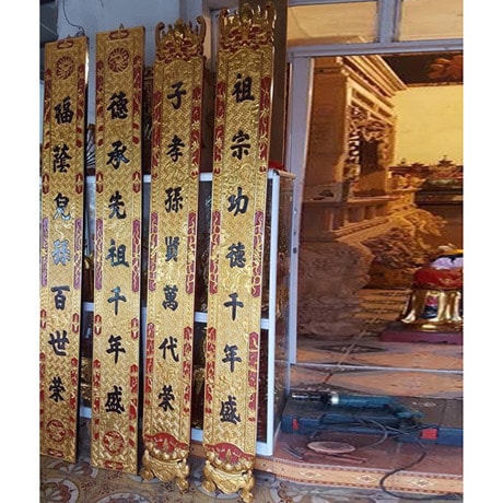 Câu đối nền gấm - gỗ mít - sơn thếp