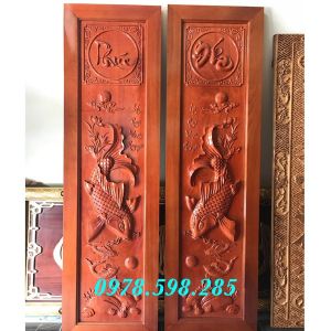 Tranh cá chép ngắm trăng - chữ Phúc - Đức - gỗ Hương vân phun PU